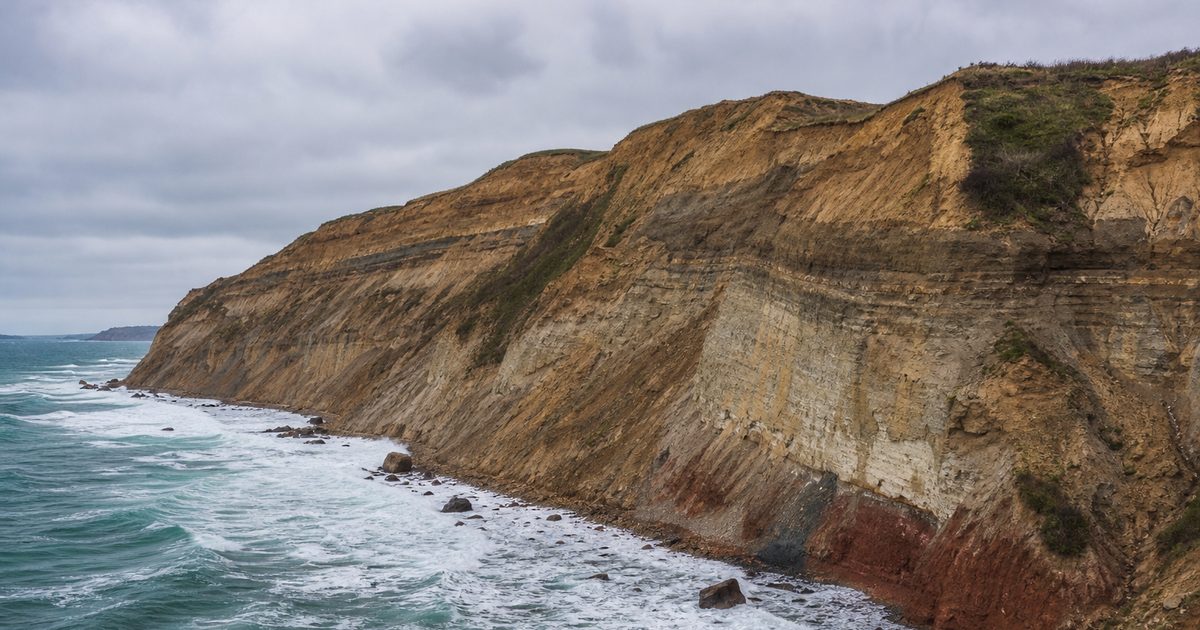 Block Island by the Sea: Bluffs, Shipwrecks, and the Geology of a Wind-Beaten Coast